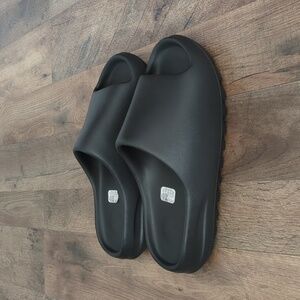Adidas Yeezy Slide Onyx size 11 NO BOX